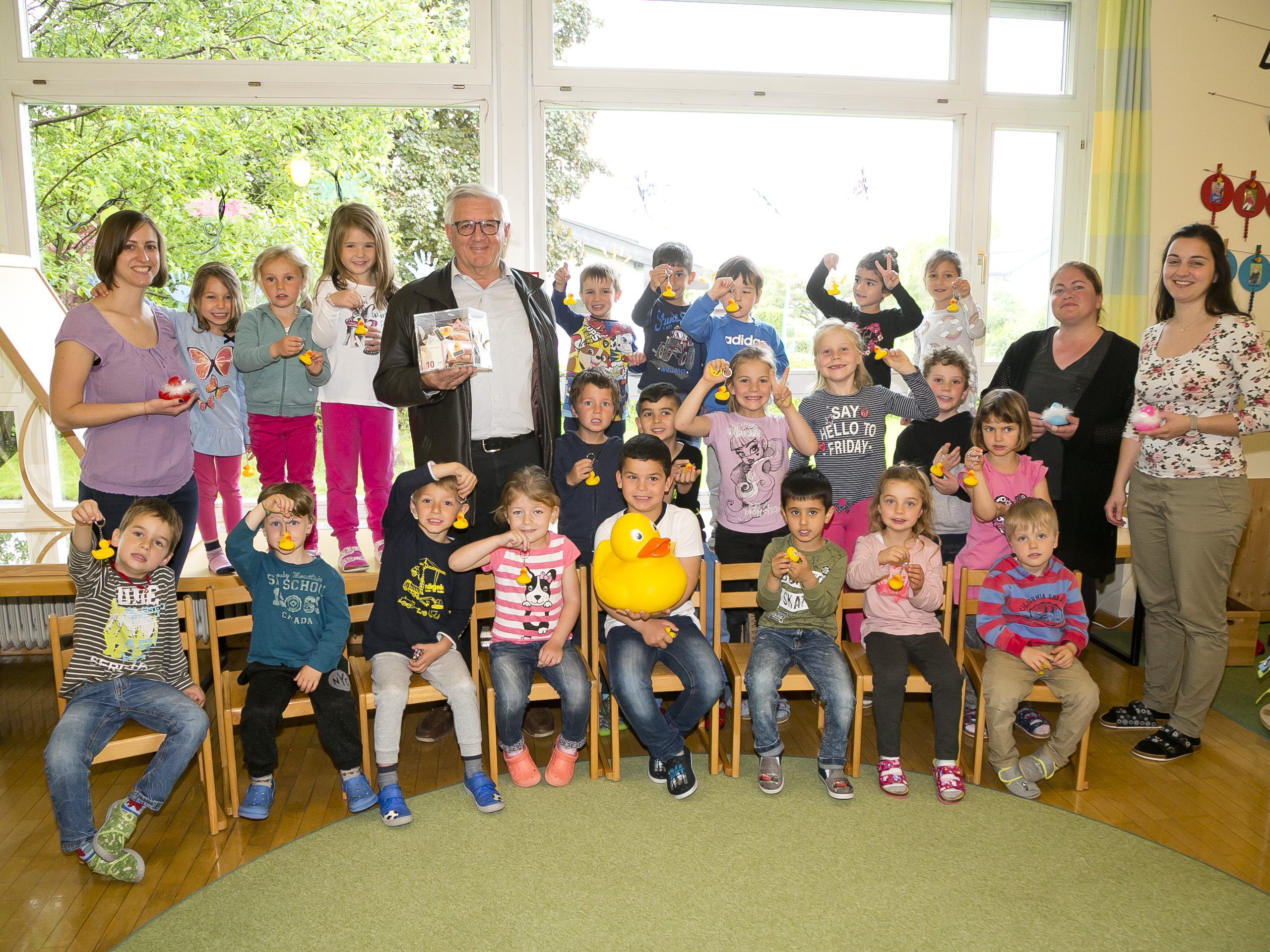 Kindergartenkinder und Netz-für-Kinder-Botschafter Franz Abbrederis