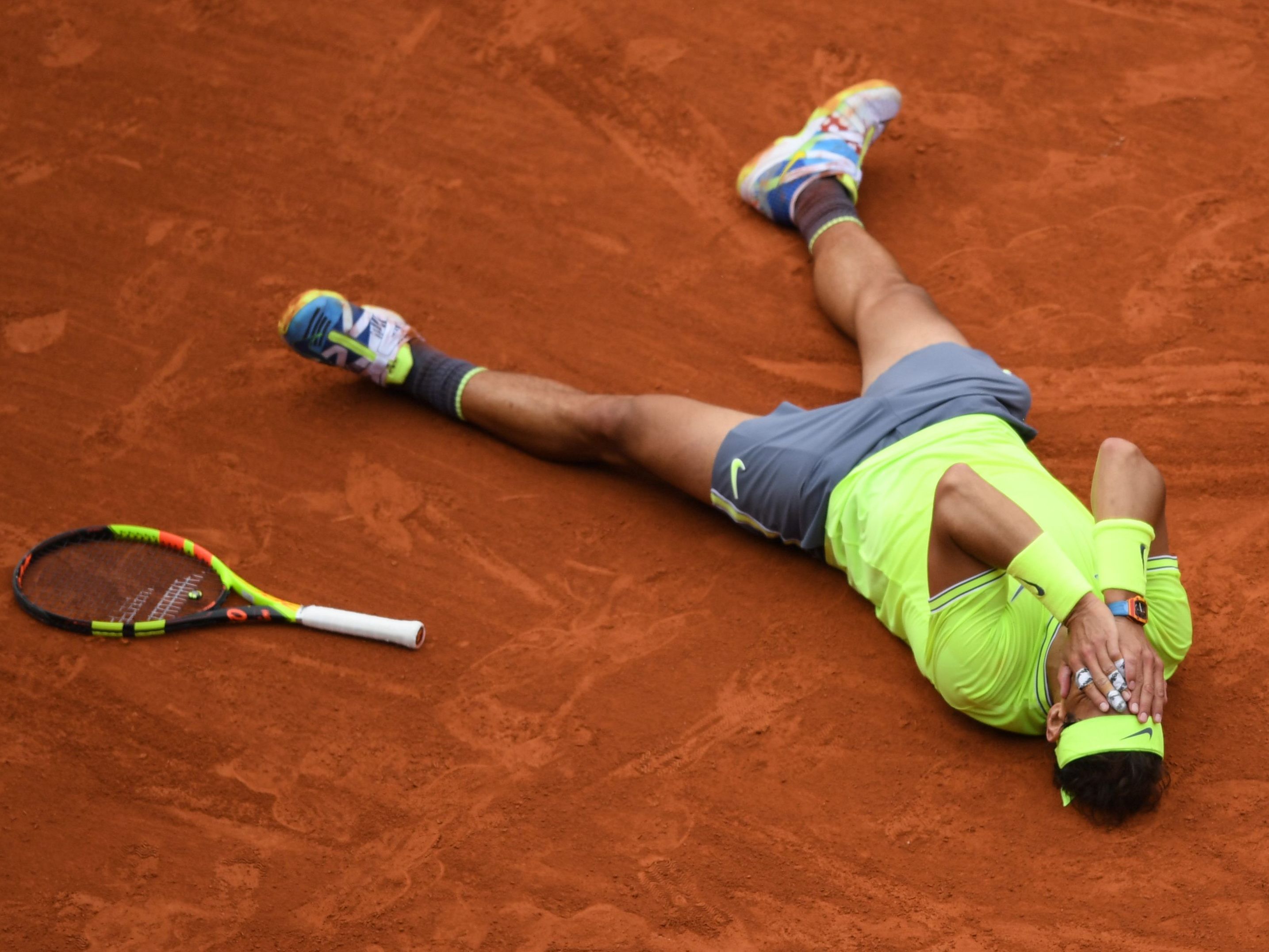 Rafael Nadal bejubelt seinen 12 Triumph in Paris. Rafael Nadal bejubelt seinen 12 Triumph in Paris.