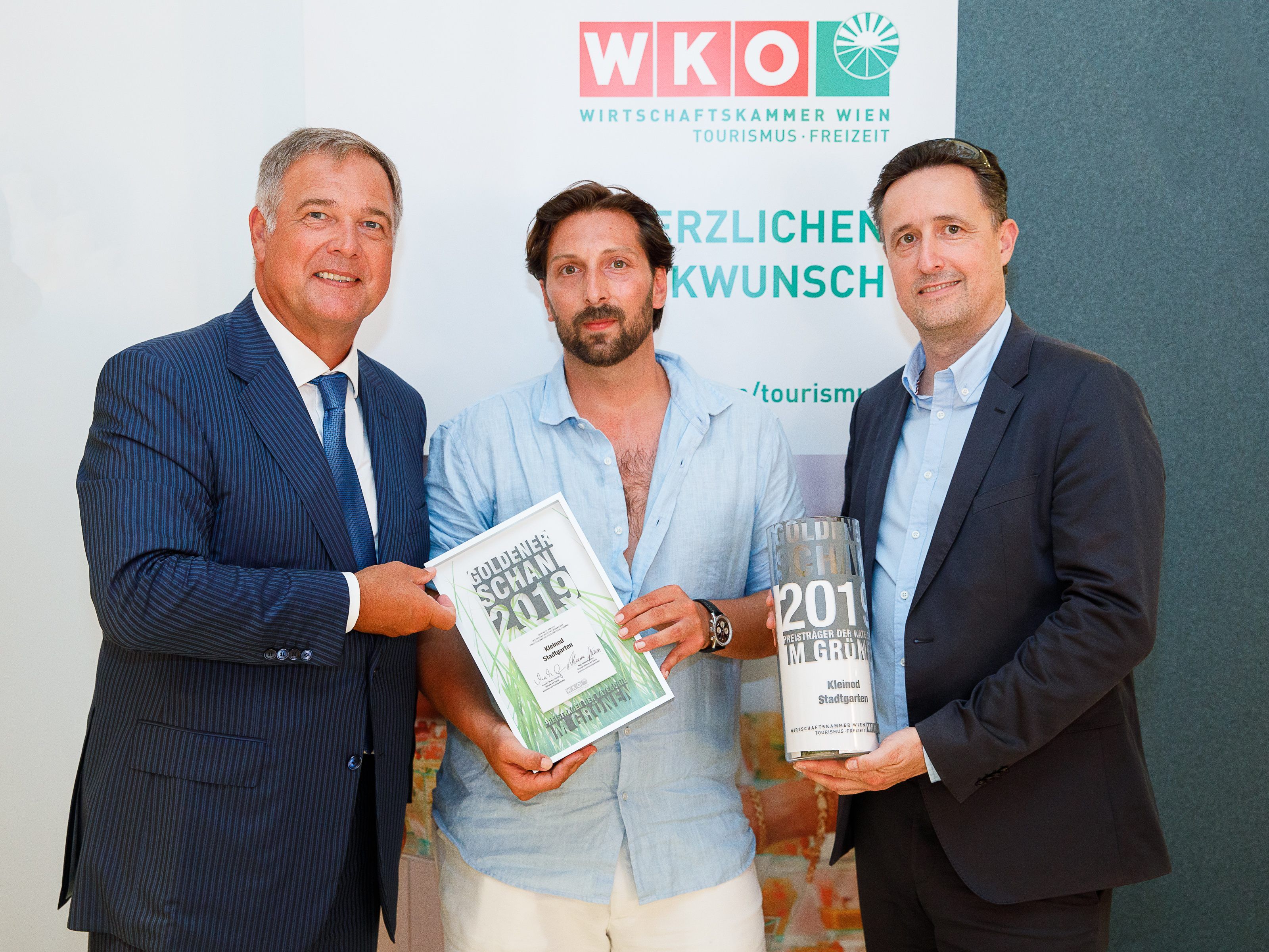 v.l.n.r.: WKW-Präsident Walter Ruck, Daniel Schober (Kleinod Stadtgarten, Gewinner des Goldenen Schani in der Kategorie "Im Grünen"), WKW-Tourismusspartenobmann Markus Grießler.