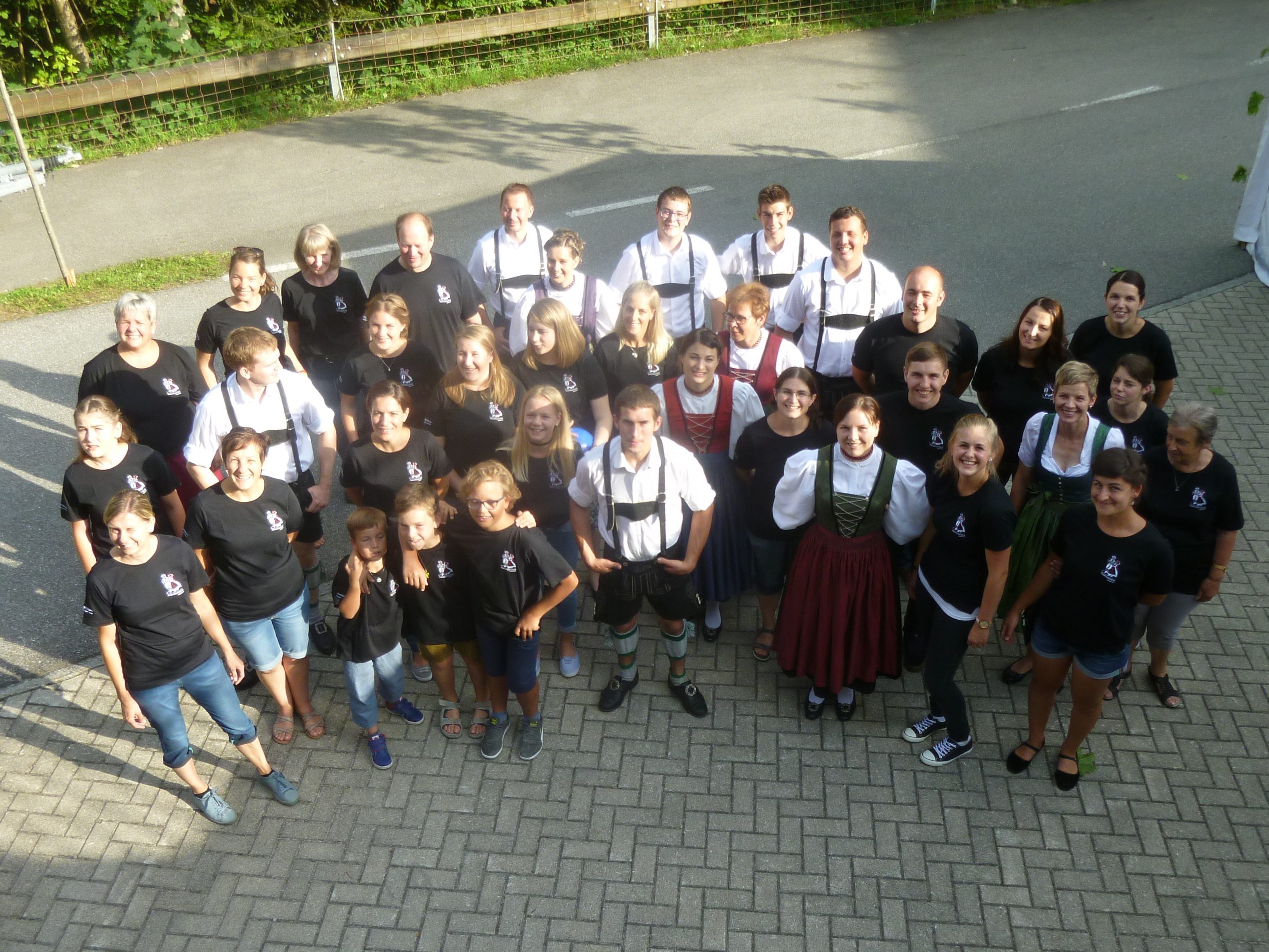 Trachtenvereinsmitglieder beim Sommer-Hock 2017