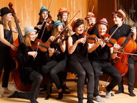 Evelyn Fink Mennel (3. v. r.) und „Messis Cellogruppe“.