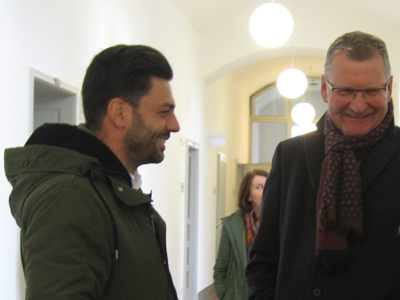 Links: Der Ehemann. Rechts: Klägeranwalt Andreas Ermacora