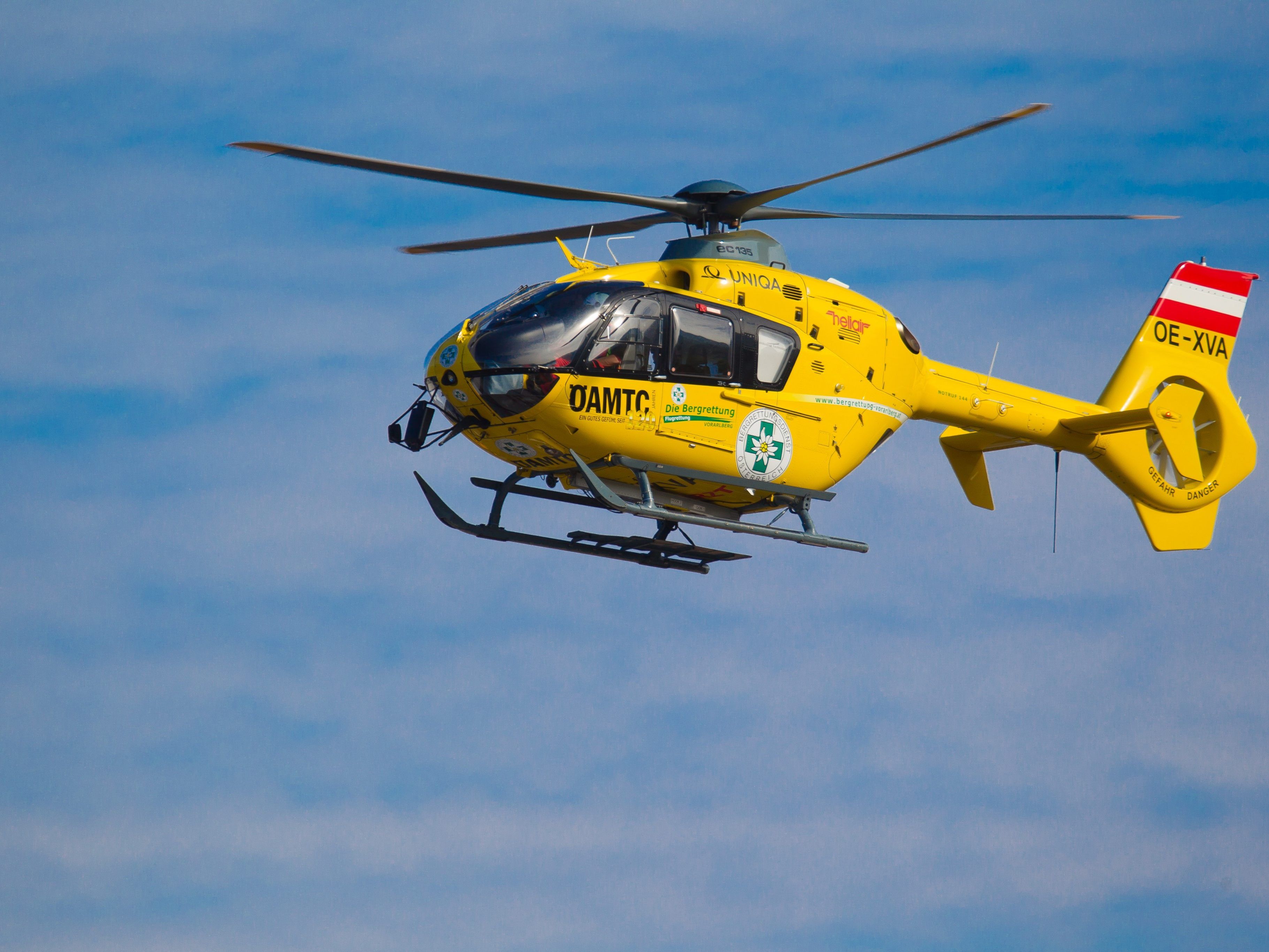 Der Lenker musste mit dem Hubschrauber ins Krankenhaus geflogen werden.