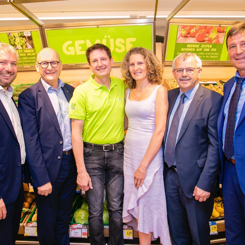 SPAR Vorarlberg GG Gerhard Ritter (r.), SPAR AR Guntram Drexel (2.vl), Vertriebsleiter Thomas Schwärzler (l.) sowie BM Andi Haid (2.vr) wünschen dem neuen SPAR-Kaufmann Mario Plangger und seiner Partnerin Cornelia viel Erfolg