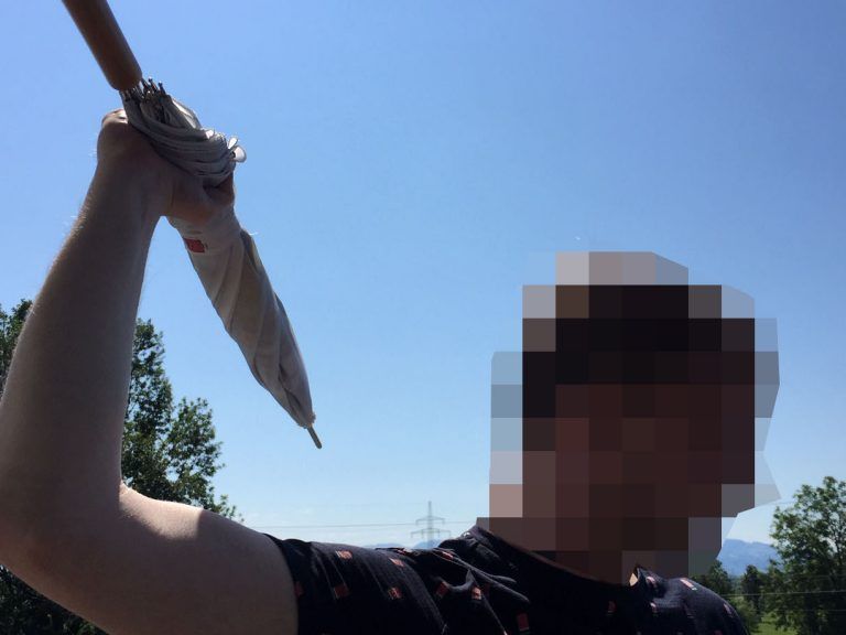 Der Beschuldigte will von seinem Widersacher 20 Mal mit einem Schirm attackiert worden sein.
