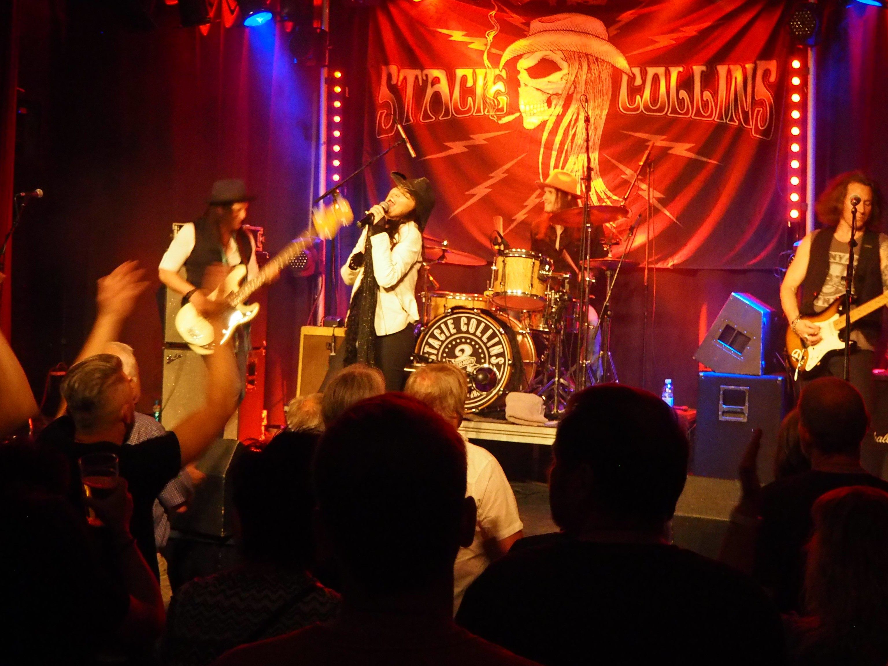 Stacie Collins mit Band auf der Bühne des Alten Kinos