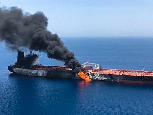 Rauch und Flammen auf einem der beiden Öltanker im Golf von Oman.