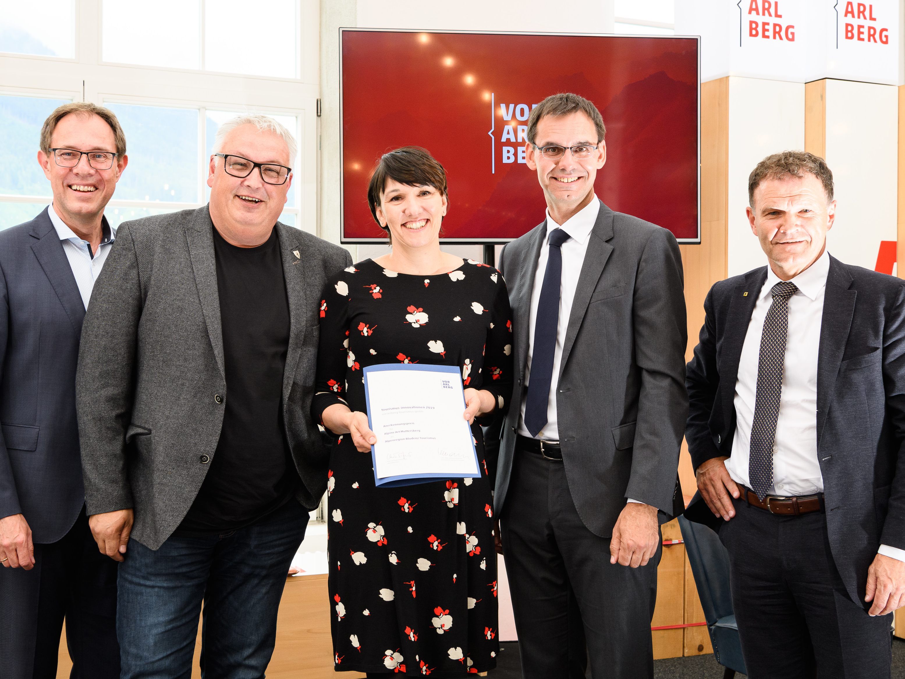 Tourismusdirektor Christian Schützinger, Muttersberg Geschäftsführer Hansi Bandl, Alpenregion Geschäftsführerin Kerstin Biedermann-Smith, Landeshauptmann Markus Wallner und Raiffeisen-Vorstandsdirektor Berhnard Stürz freuen sich über die Auszeichnung zur "Alpine Art Muttersberg"