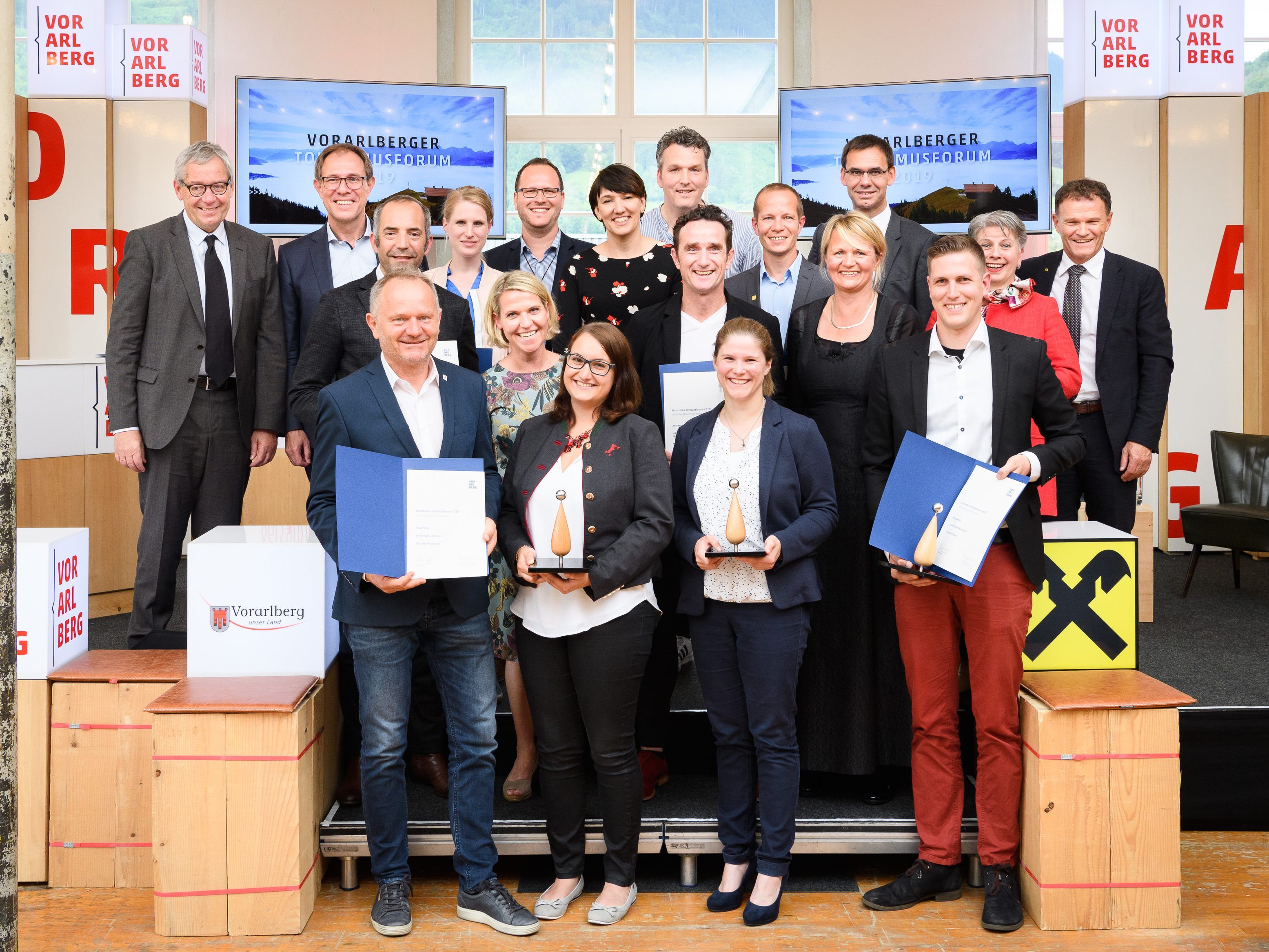 Vorarlberg Tourismus vergab dieses Jahr vier Hauptpreise, die mit 2.000 Euro dotiert waren. Die vier Anerkennungspreise waren mit je 1.000 Euro dotiert. Vorarlberg Tourismus vergab dieses Jahr vier Hauptpreise, die mit 2.000 Euro dotiert waren. Die vier Anerkennungspreise waren mit je 1.000 Euro dotiert.
