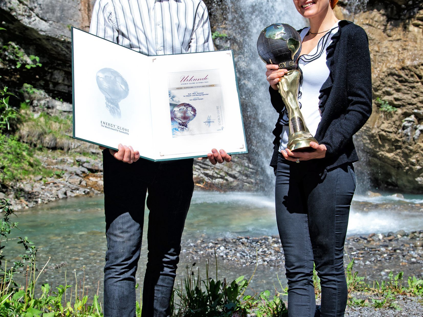 Die Uni Sapon-Gesellschafter Peter Metzler und Marion Reichart mit dem Energy-Globe. Die Uni Sapon-Gesellschafter Peter Metzler und Marion Reichart mit dem Energy-Globe.