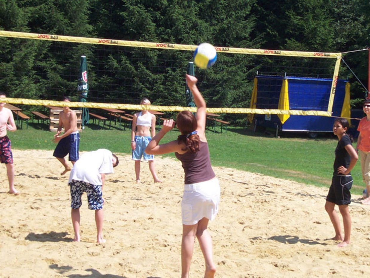 42 Teams kämpfen beim Volleyballturnier in den Rheinauen um die Pokale 42 Teams kämpfen beim Volleyballturnier in den Rheinauen um die Pokale