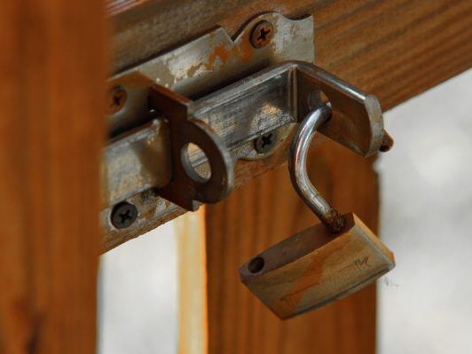 Das Vorhängeschloss barst beim wuchtigen Tritt des wütenden Verflossenen gegen das Gartentor.