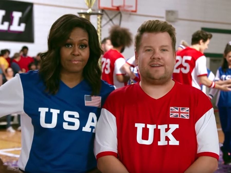 Michelle Obama besiegte den Moderator beim Völkerball. Michelle Obama besiegte den Moderator beim Völkerball.