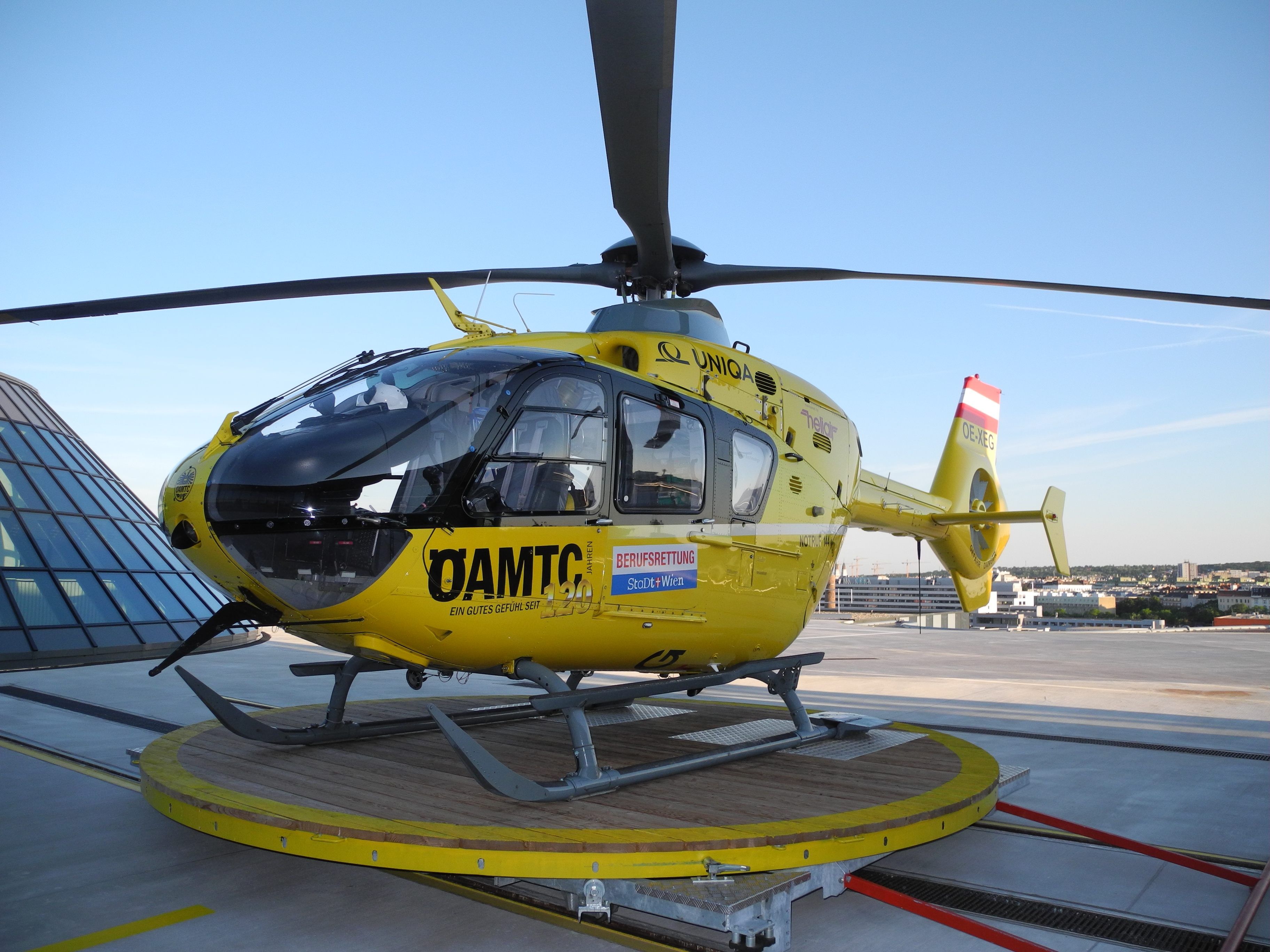 Eine Person wurde mit dem Hubschrauber ins Spital gebracht.