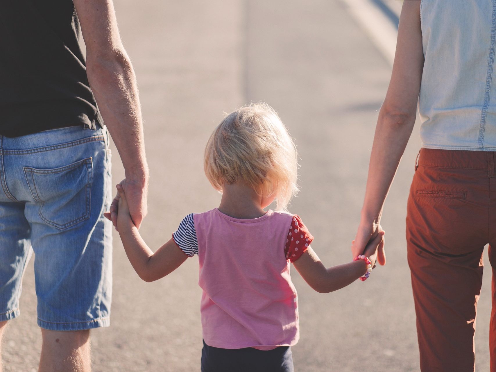 Ein kleines Mädchen wurde von einer Unbekannten von seiner Mutter weggerissen