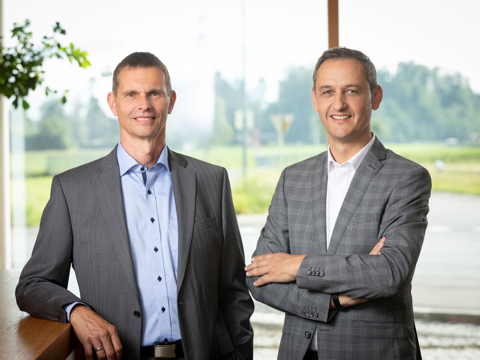 Geschäftsführung Etiketten CARINI ( v.l.n.r.: Dr.-Ing. Harald Raak, MBA (Geschäftsführer), Edgar Sohm (Geschäftsführer/CEO)) Geschäftsführung Etiketten CARINI ( v.l.n.r.: Dr.-Ing. Harald Raak, MBA (Geschäftsführer), Edgar Sohm (Geschäftsführer/CEO))