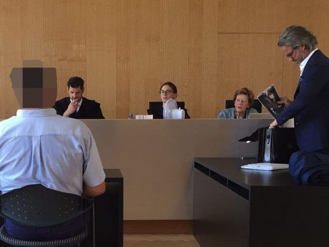 Der Angeklagte quittierte den Schuldspruch mit einem Kopfschütteln und Unverständnis.