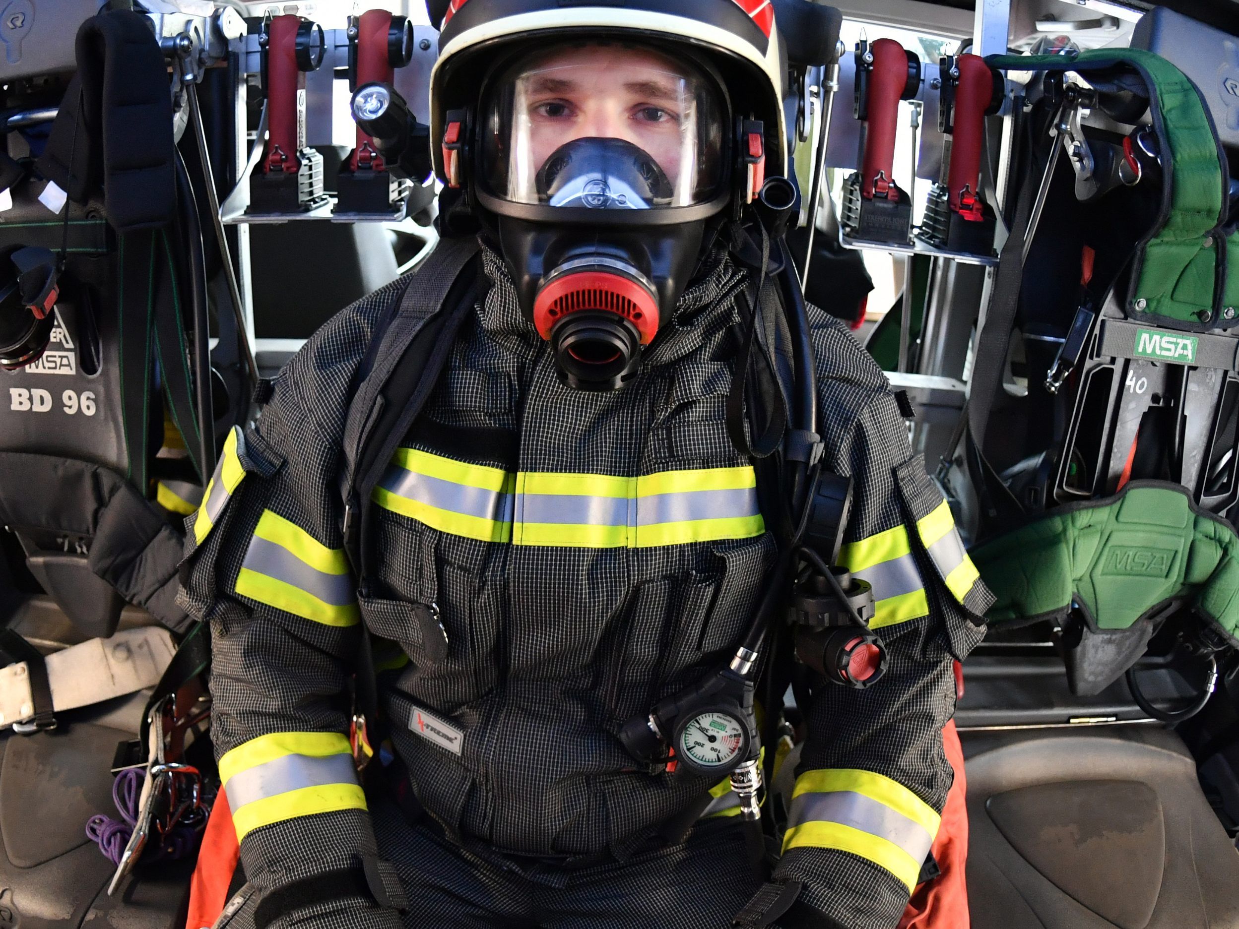 Die Wiener Berufsfeuerwehr musste unter Atemschutz in die Wohnung eindringen. Die Wiener Berufsfeuerwehr musste unter Atemschutz in die Wohnung eindringen.
