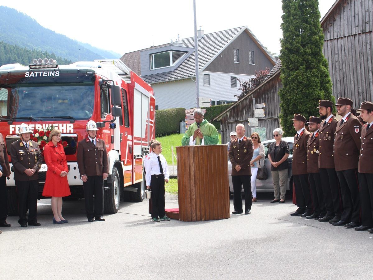 Fahrzeugsegnung an der Pfarrkirche.