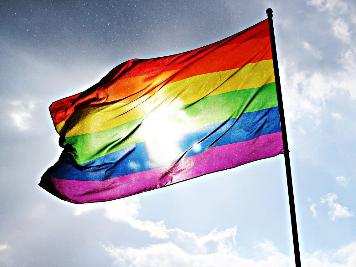Da keine Euro-Pride-Fahne hing, verließen Bezirksvertreter demonstrativ den Sitzungssaal. Da keine Euro-Pride-Fahne hing, verließen Bezirksvertreter demonstrativ den Sitzungssaal.