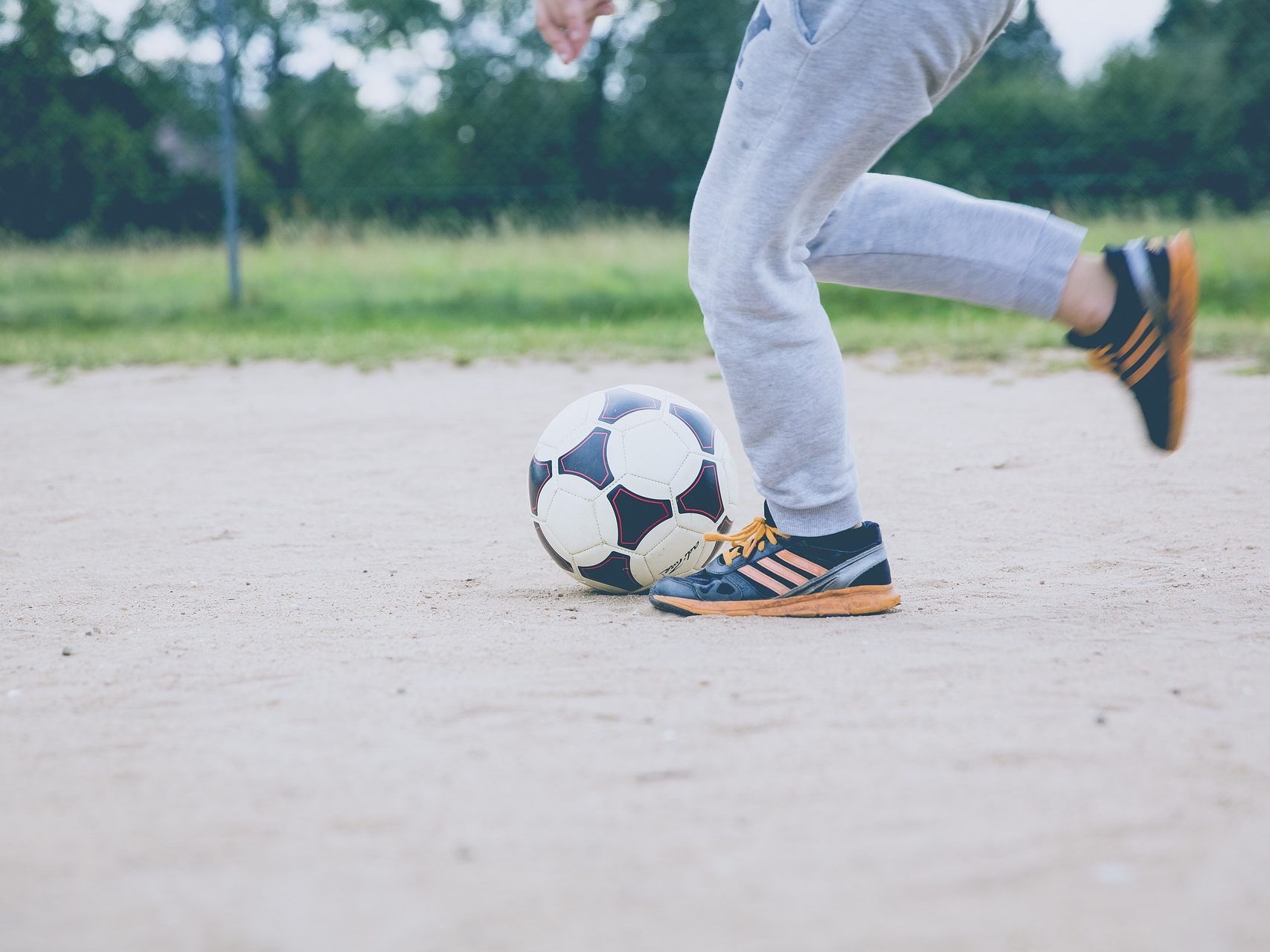 Die Kinder spielten am Paltramplatz in Wien-Favoriten Fußball.