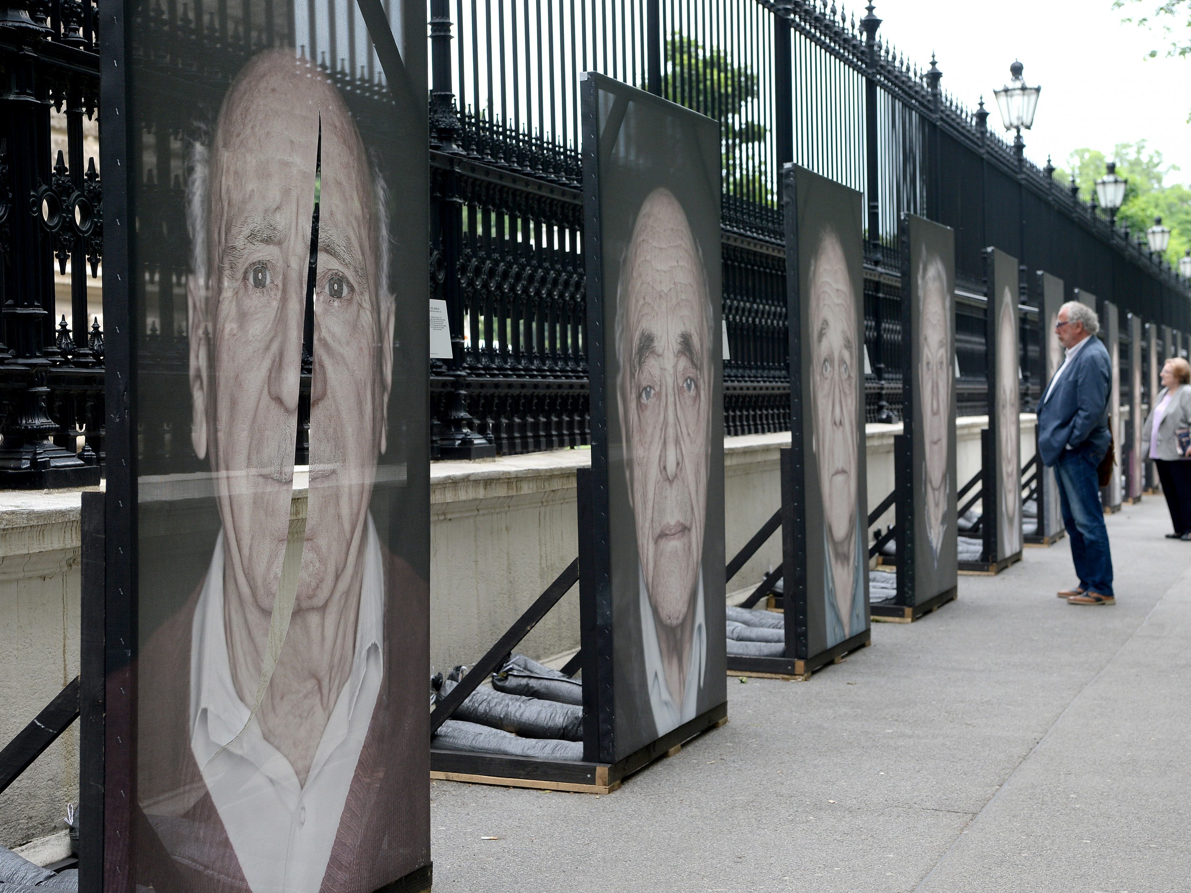 Die Bilder der Holocaust-Überlebenden wurden verschandelt und zerstört.