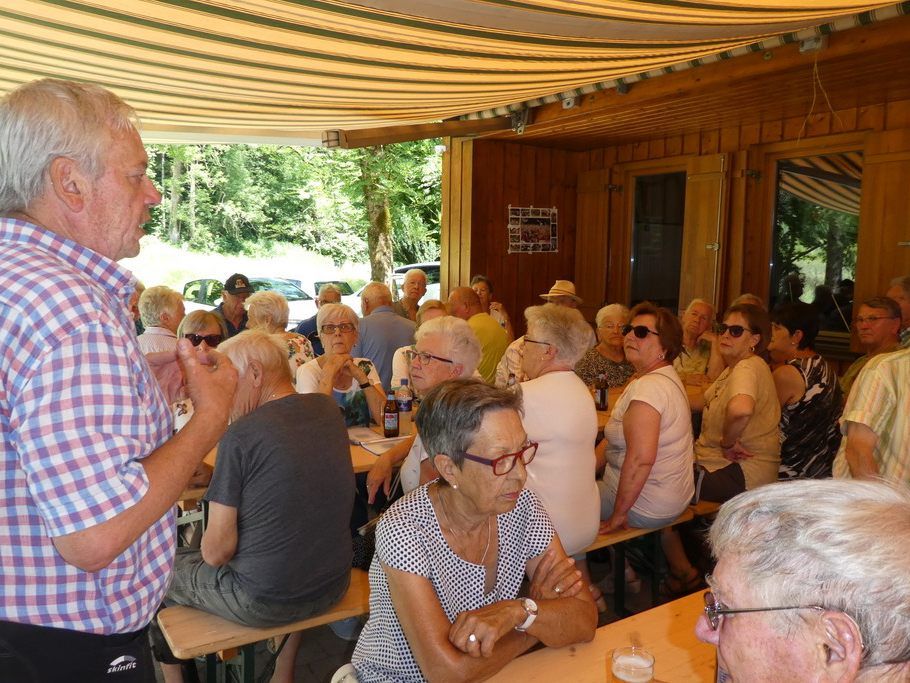 Obmann Walter Ellensohn brgrüßt die Gäste