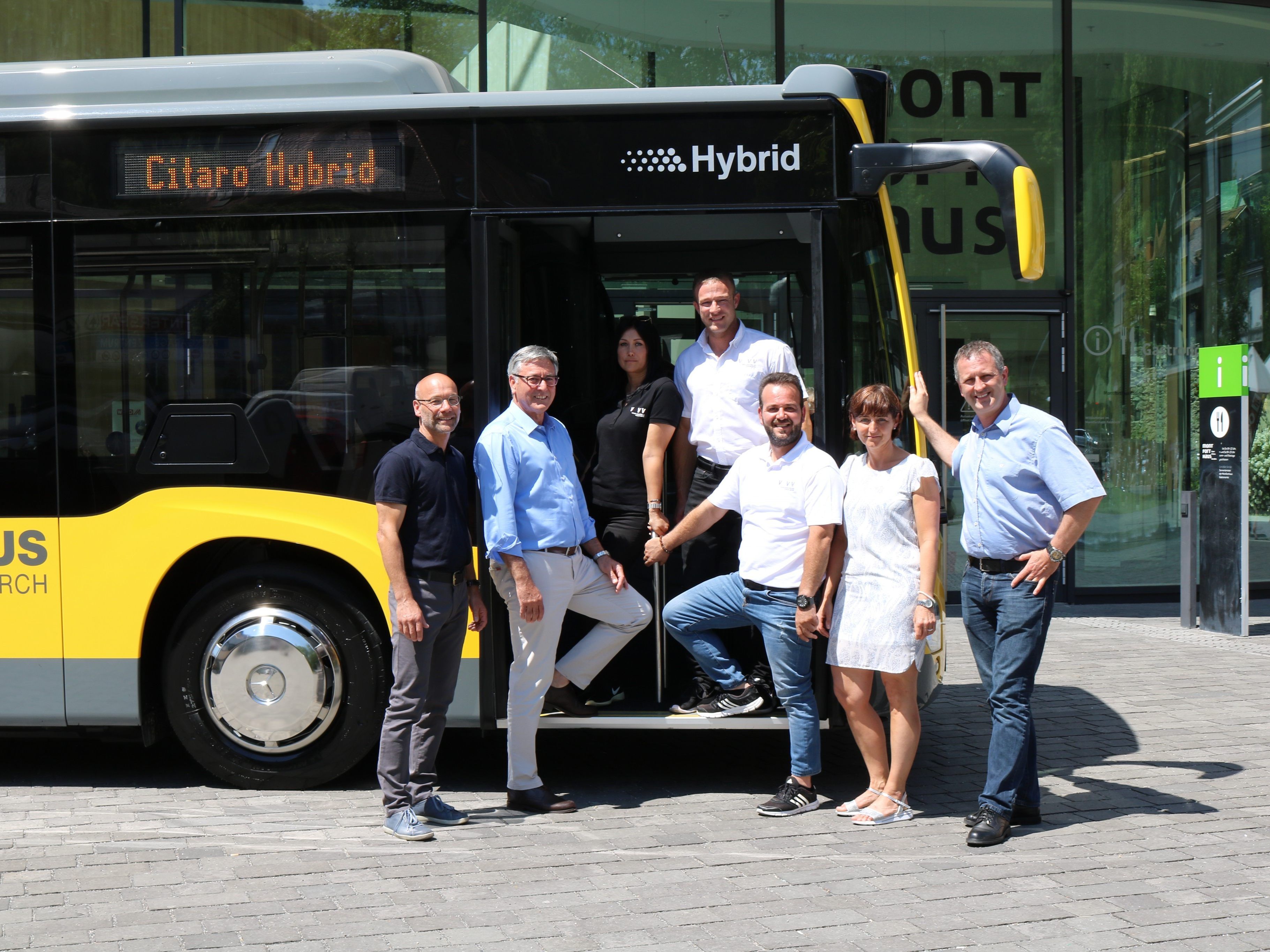 NIGGBUS-Geschäftsführer Alfred Herburger, Bürgermeister Wolfgang Matt, die Stadtbus-Lenker Nurgül Cakmak, Christian Moosbrugger und Alici Selcuk, Nina Kräutler.