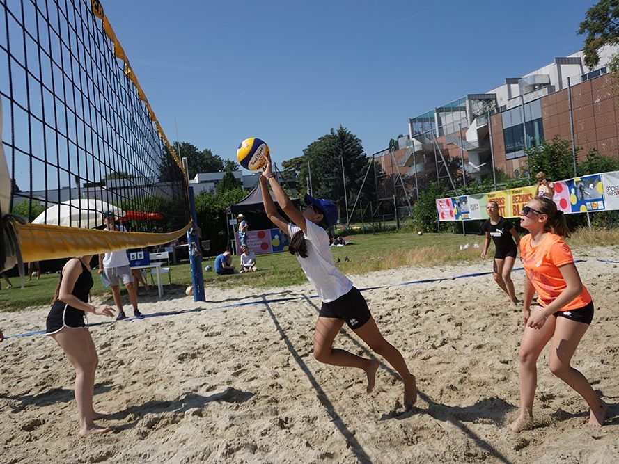 Nur noch ein Schritt bis zum Center Court - der Wiener Volleyball-Nachwuchs spielt groß auf. Nur noch ein Schritt bis zum Center Court - der Wiener Volleyball-Nachwuchs spielt groß auf.