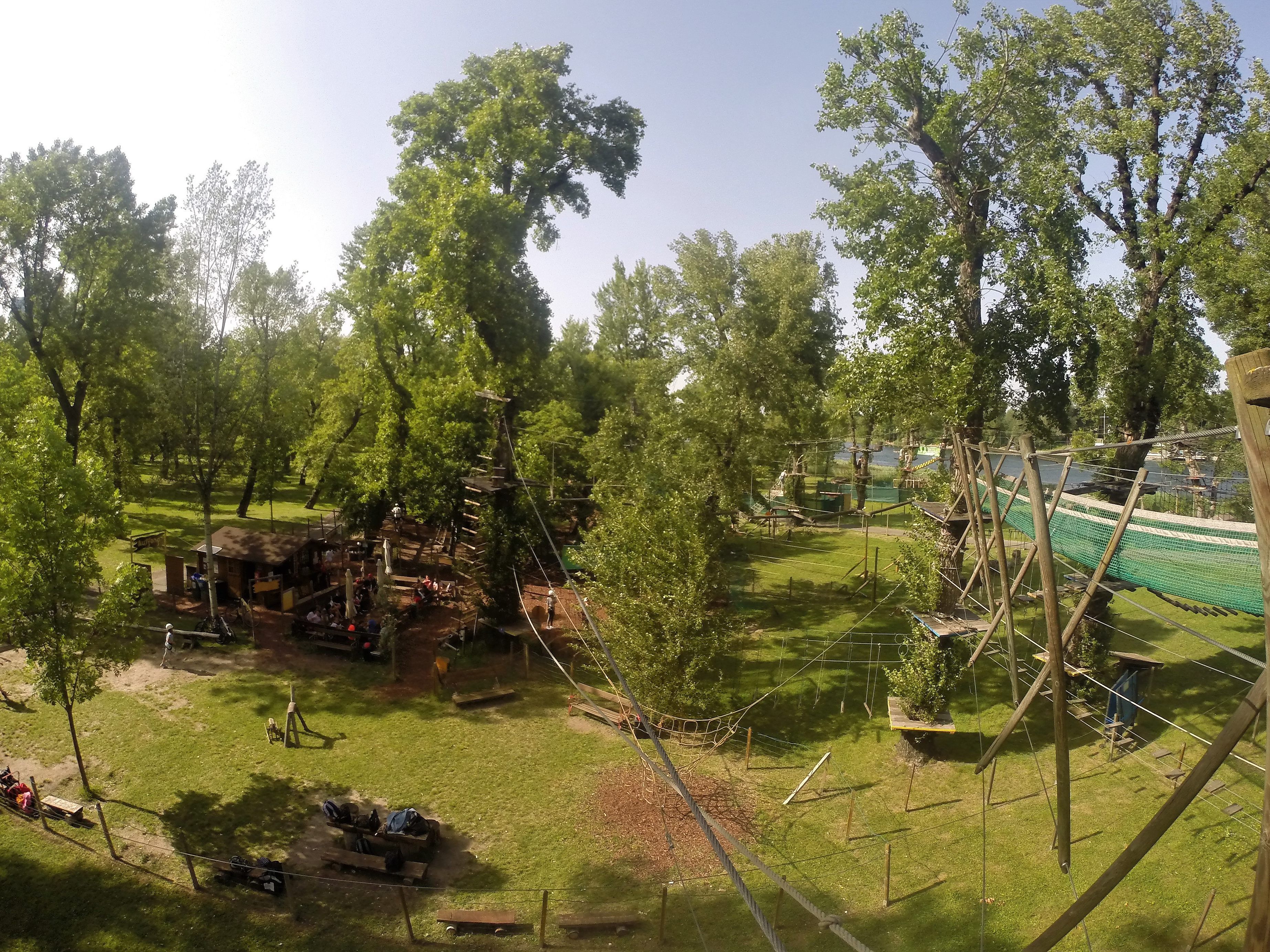 Im Klettergarten im Gänsehäufelbad warten über 1.500 Meter an Routen. Im Klettergarten im Gänsehäufelbad warten über 1.500 Meter an Routen.