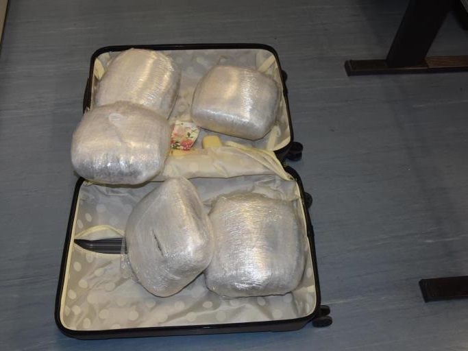Die Frau hatte rund elf Kilo Marihuana in ihrem Koffer versteckt.