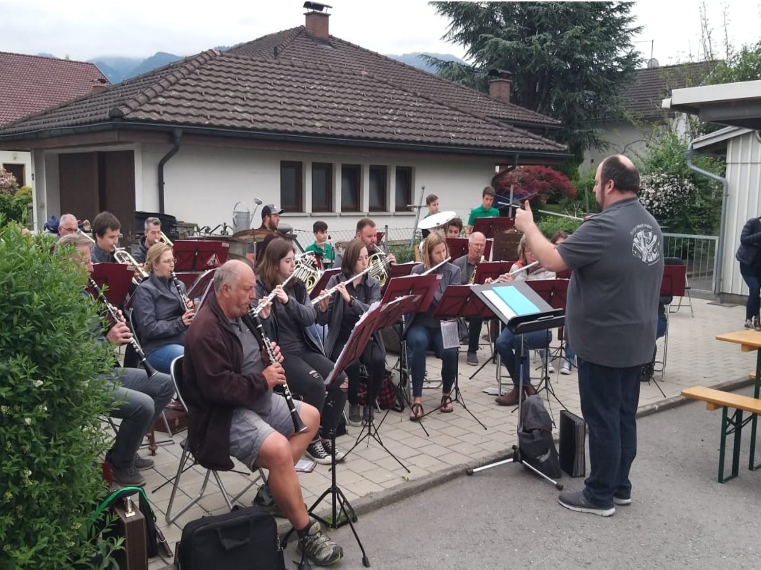 Die Bürgermusik mitten im Dorf