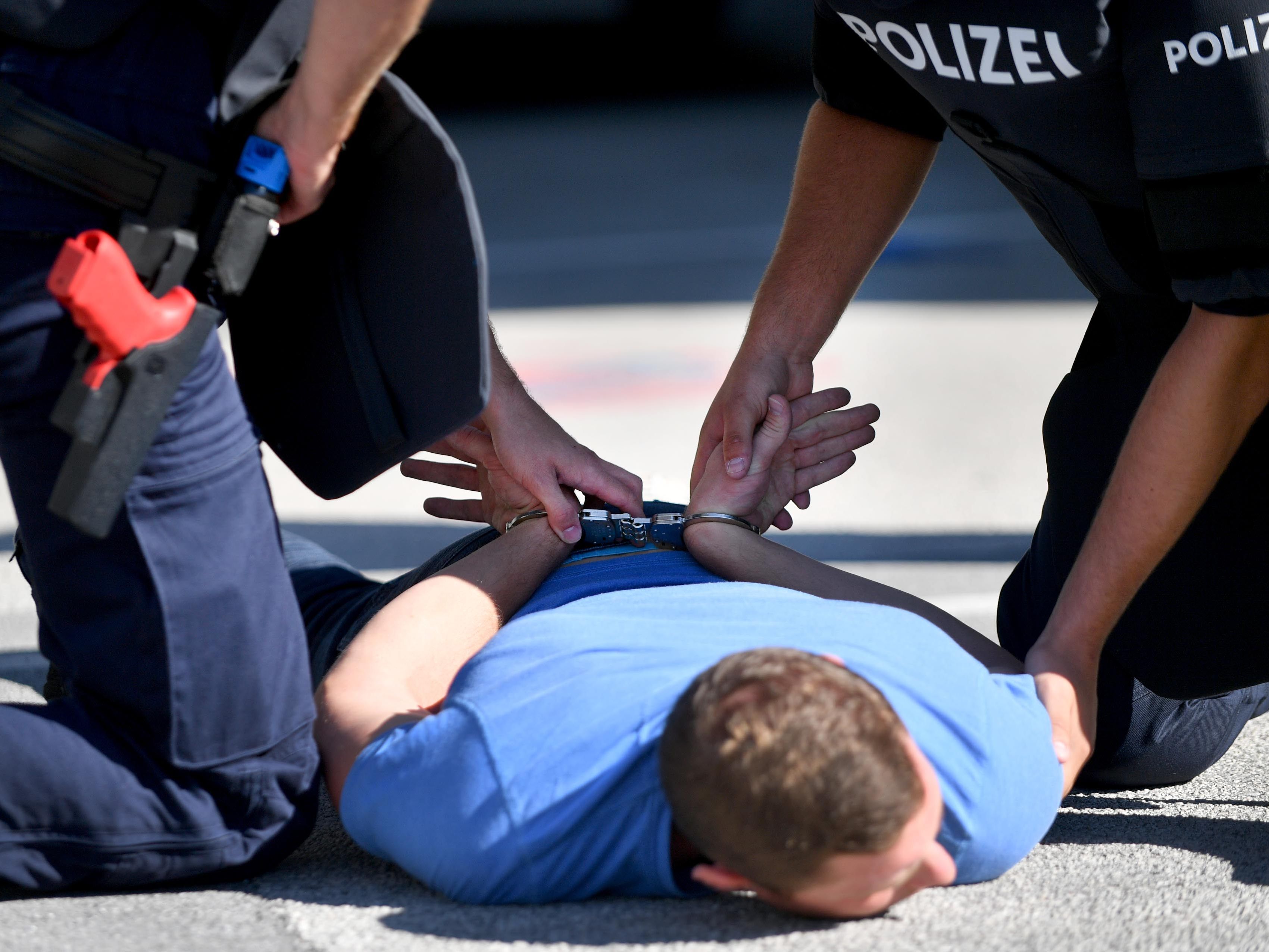 Der Mann widersetzte sich bei seiner Verhaftung und spuckte einem Polizisten ins Gesicht. (Symbolbild)