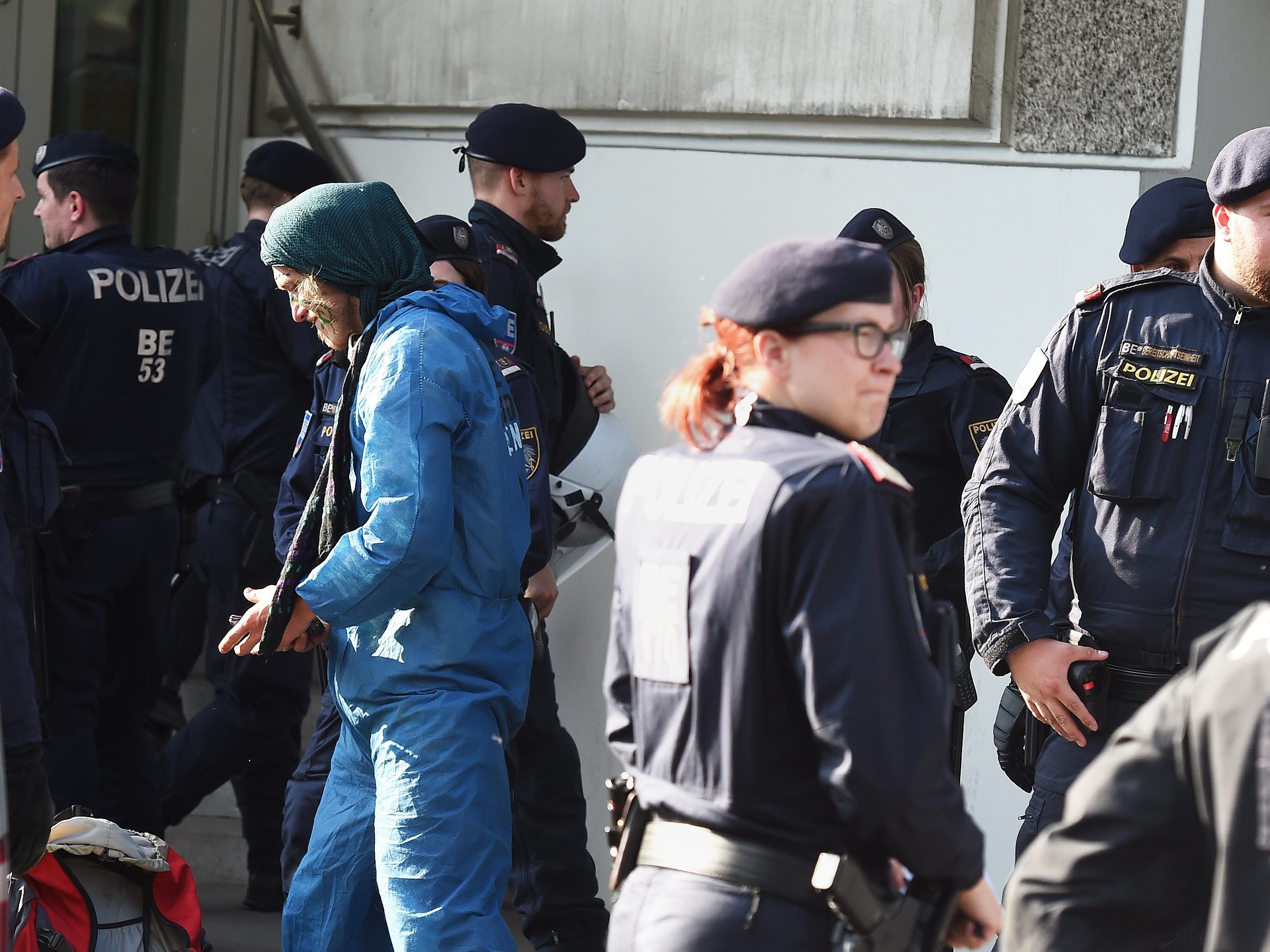 Bei der Wiener Urania blockierten einige Demonstranten den Ring.