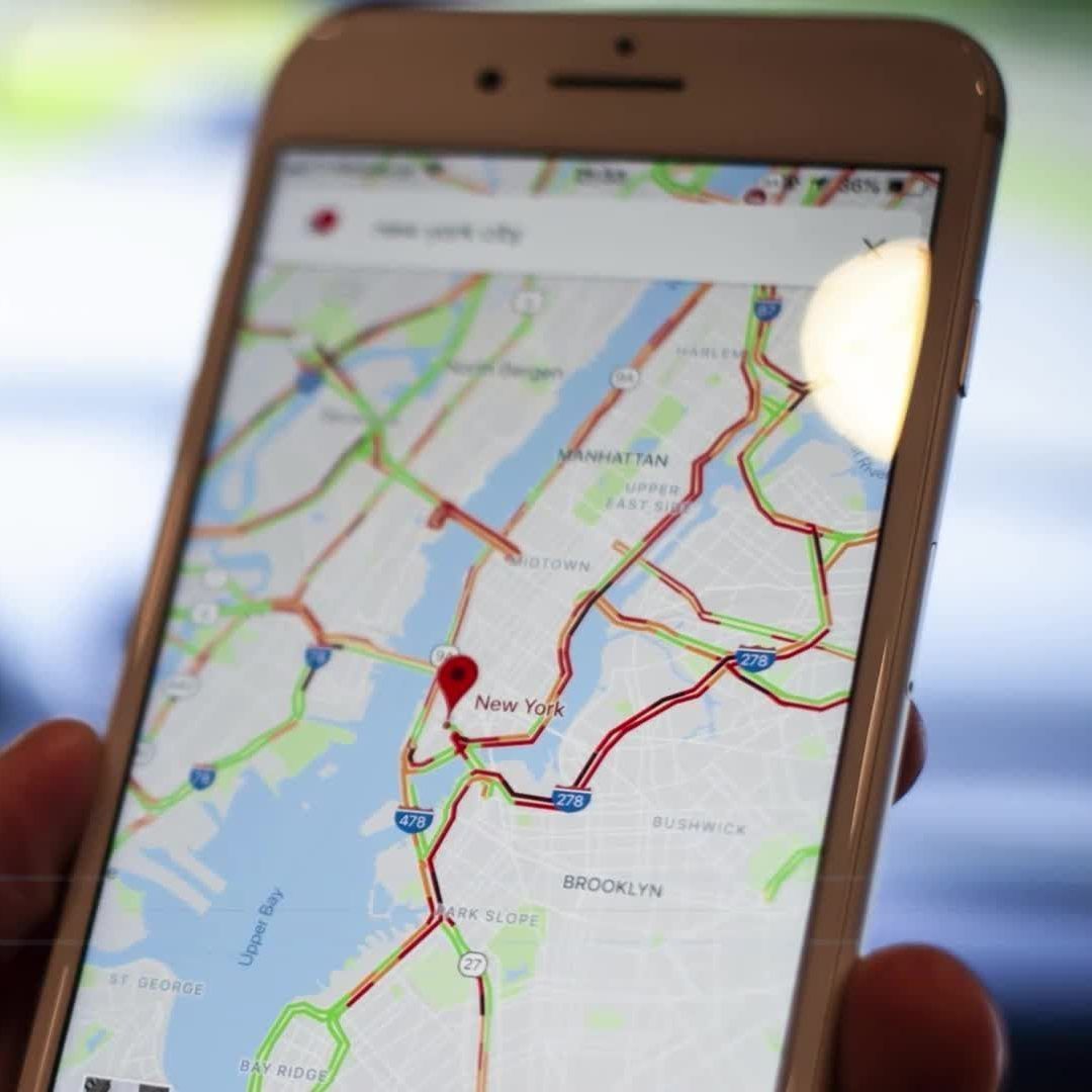Die Navi-App kann ab sofort die aktuelle Geschwindigkeit anzeigen sowie vor Blitzern warnen.