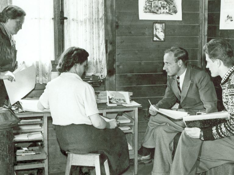 Hermann Gmeiner (2 v. r.) realisierte mit Helene Didl, Maria Hofer und Walter Gstrein die SOS-Kinderdorf-Idee.