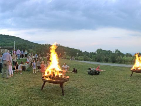 Am Himmel werden wieder die Sonnwendfeuer entzündet Am Himmel werden wieder die Sonnwendfeuer entzündet