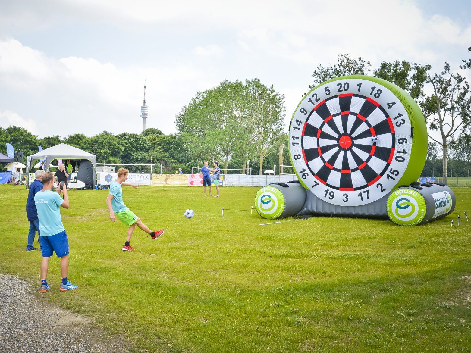 Die Spusu Sportinsel bietet neben Volleyball auch andere Funsportarten.