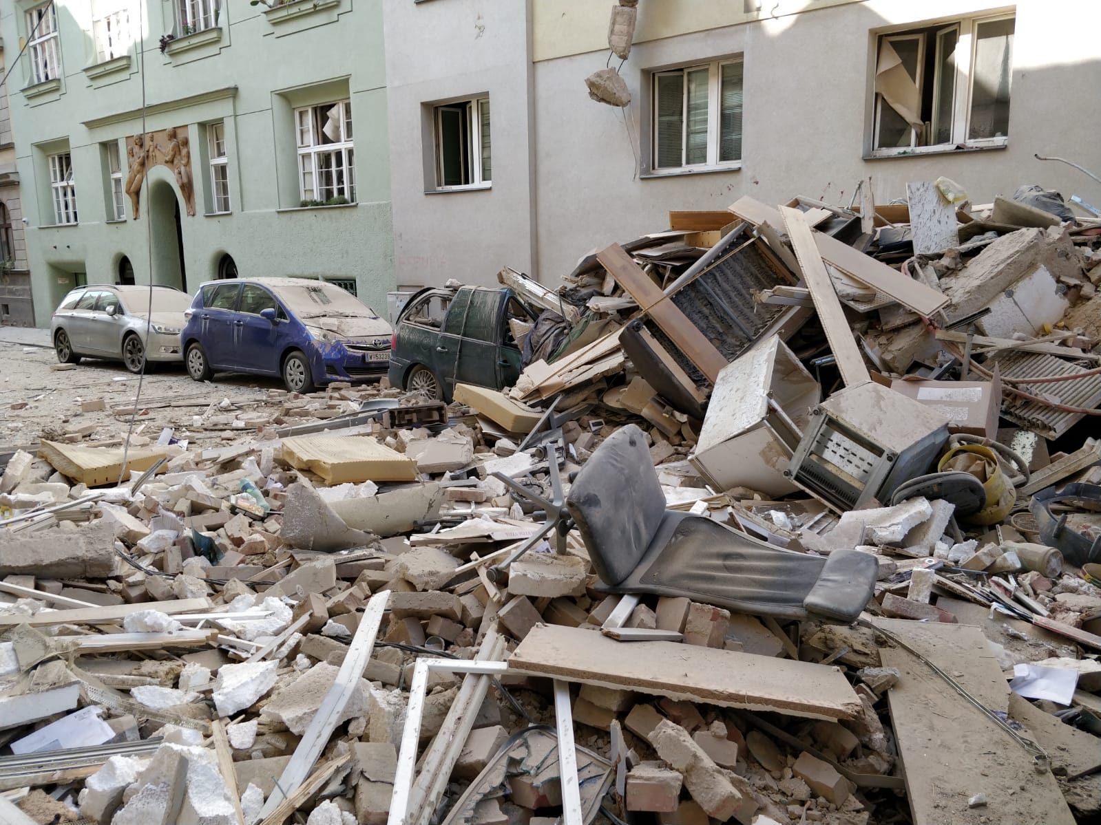 Die ganze Straße war von Trümmern übersät. Die ganze Straße war von Trümmern übersät.