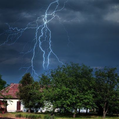 Bei einem Blitzeinschlag können Spannungsschwankungen von bis zu 100.000 Volt erreicht werden.
