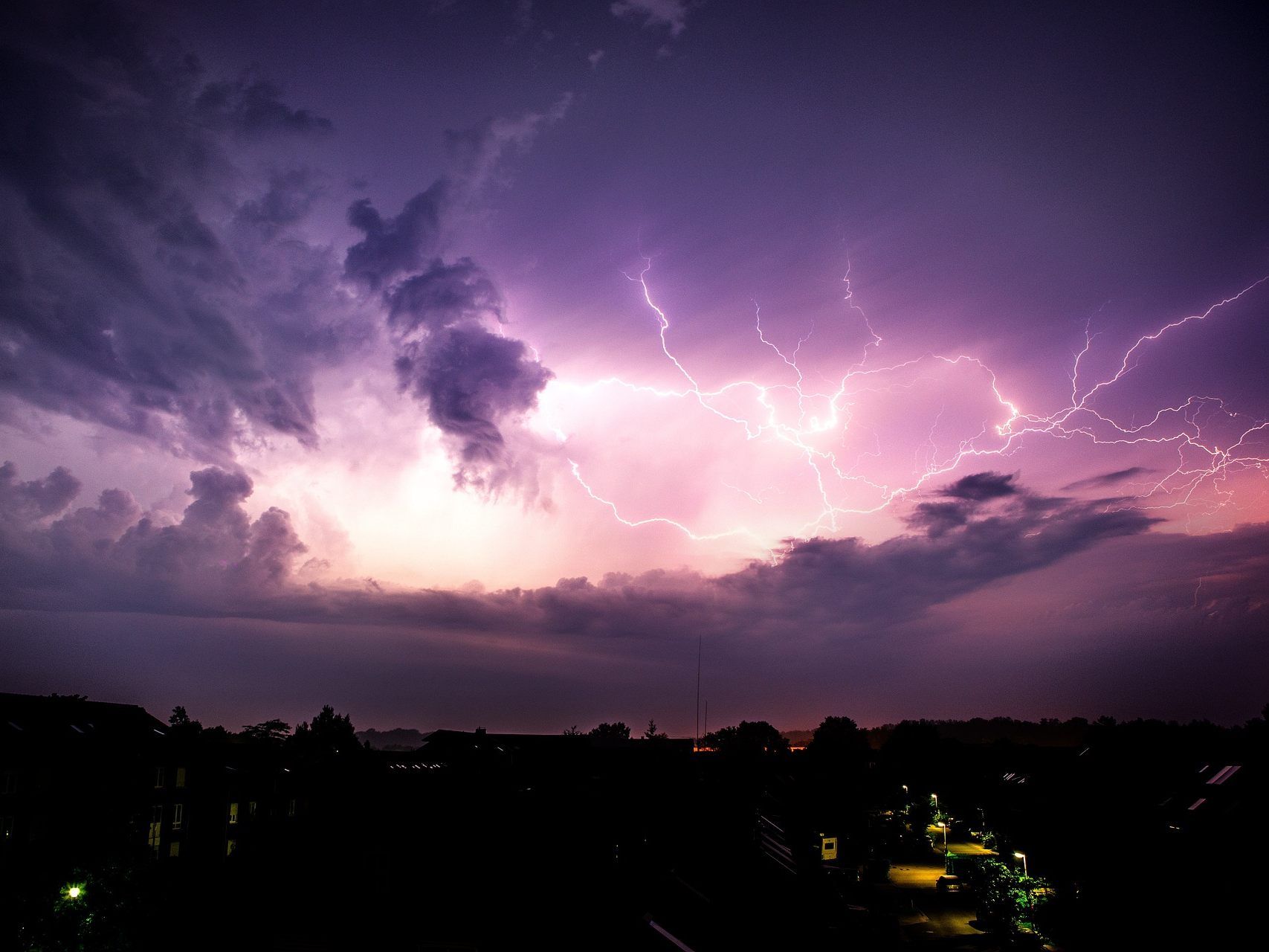 Am Samstag sind im ganzen Land kräftige Gewitter zu erwarten.