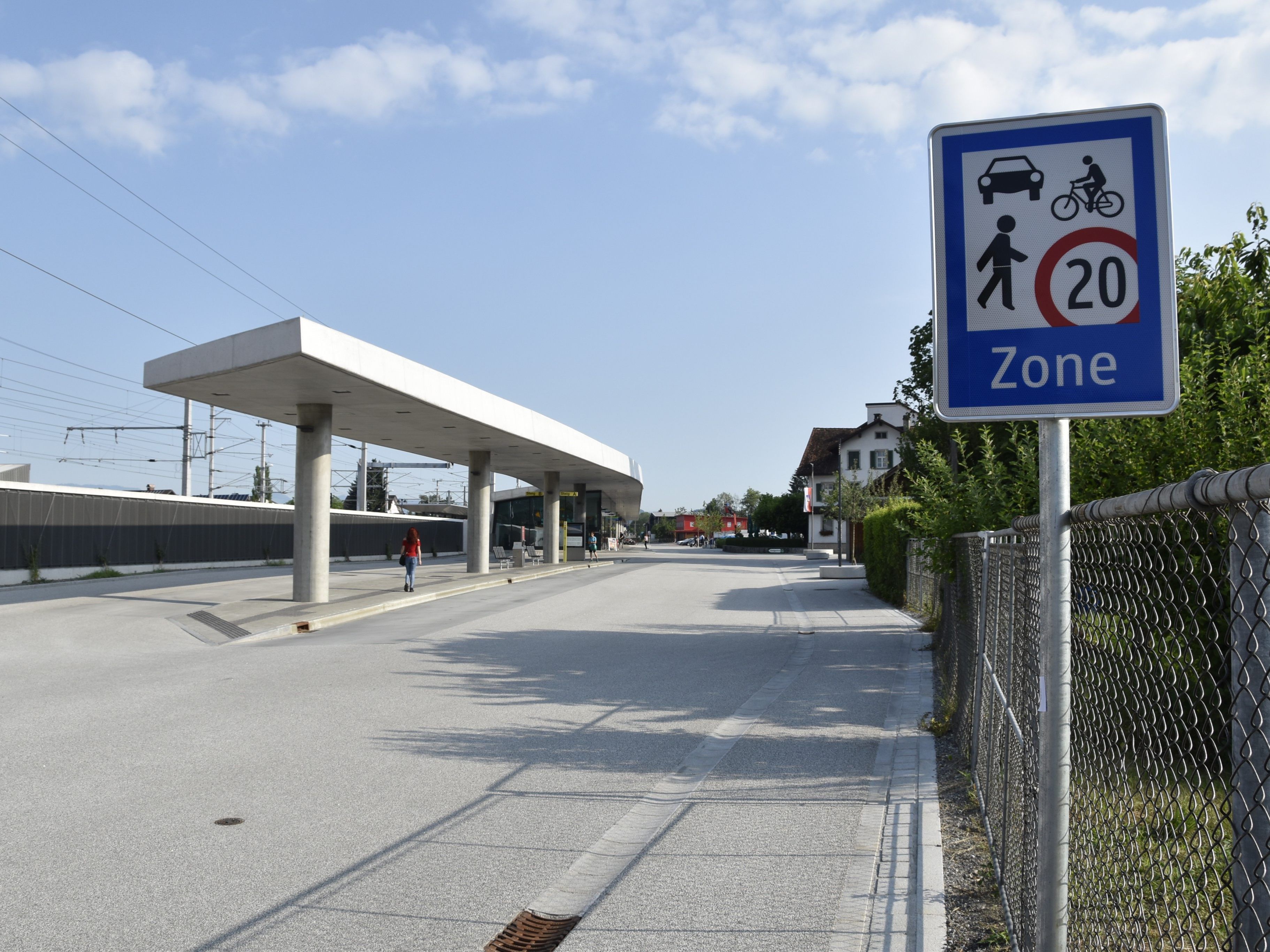 Der Bahnhofsvorplatz ist jetzt eine Begegnungszone mit Tempolimit 20 km/h.