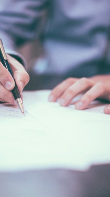 Der Makler erhält seine Provision erst, wenn ein Vertrag zustandekommt.