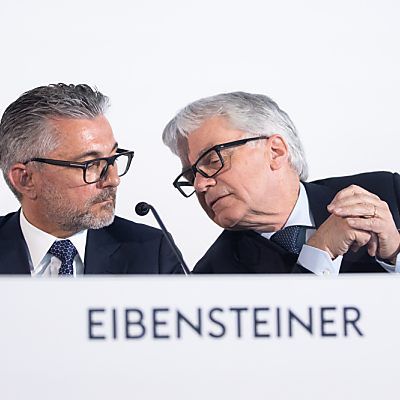 Eder (r.) übergibt an Eibensteiner (l.)