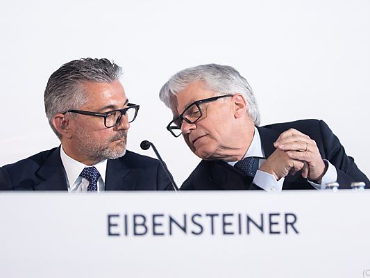 Eder (r.) übergibt an Eibensteiner (l.)