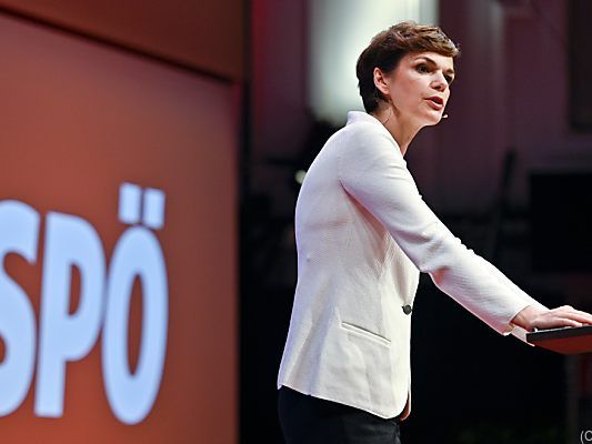 Für die SPÖ-Chefin gibt es im "Vorwahlkampf" zu viele Schmutzkübel Für die SPÖ-Chefin gibt es im "Vorwahlkampf" zu viele Schmutzkübel