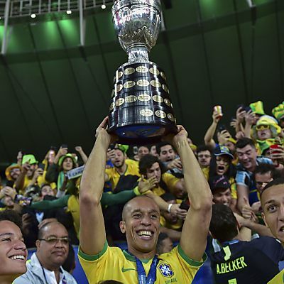 Brasiliens Miranda stemmt die Trophäe
