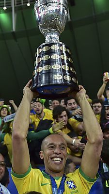 Brasiliens Miranda stemmt die Trophäe