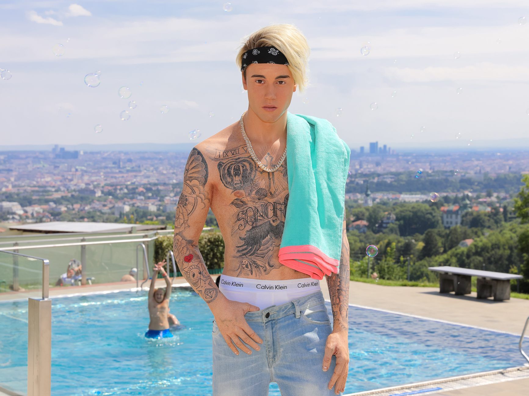 Justin Biebers Wachsfigur machte noch einen Abstecher im Krapfenwaldbad bevor es zu Madame Tussauds Wien ging. Justin Biebers Wachsfigur machte noch einen Abstecher im Krapfenwaldbad bevor es zu Madame Tussauds Wien ging.