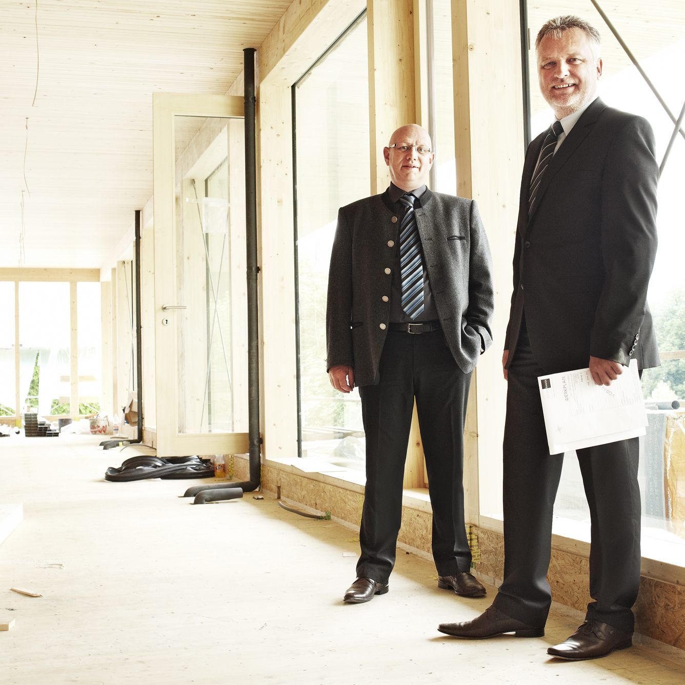 Die beiden Geschäftsführer von 1zu1, Hannes Hämmerle (links) und Wolfgang Humml, investieren bis 2020 erneut sechs Millionen Euro in den Standort Dornbirn. (Im Bild: Die Betriebserweiterung im Jahr 2006).